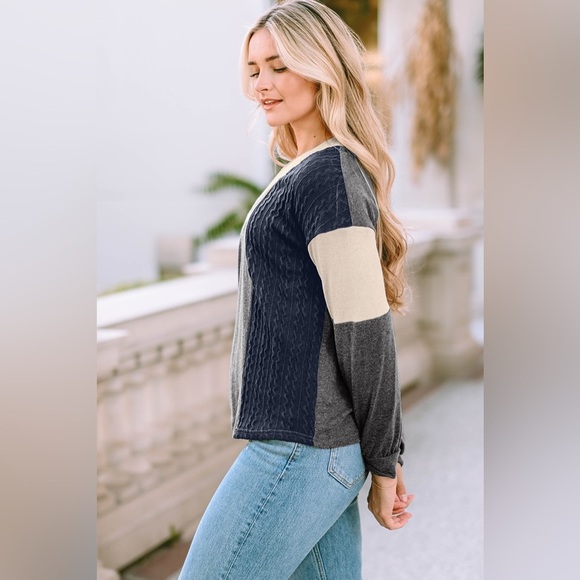 V Neck Color Block Top - Picture 3 of 3